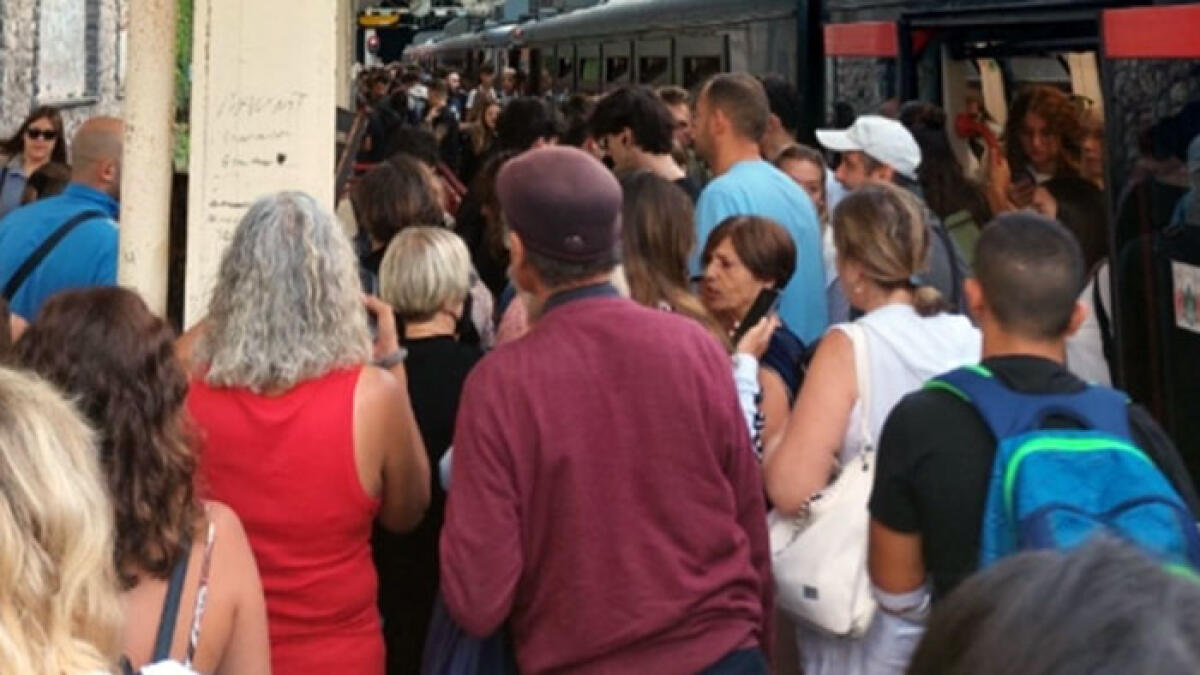 Circumvesuviana, inizio fallimentare per il nuovo orario invernale: tante corse saltate - 