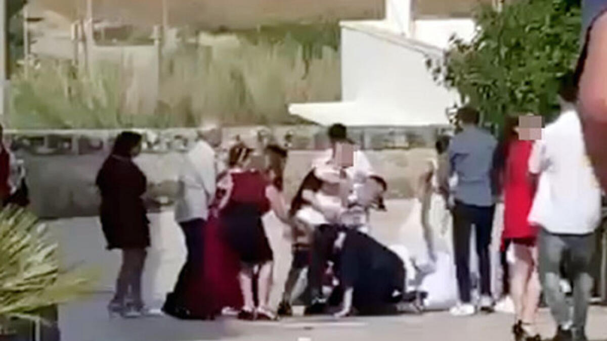 Ubriaco al matrimonio, picchia parenti e altri invitati - 