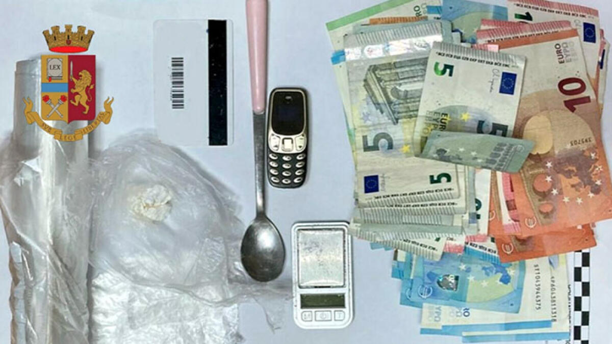 Spaccio dal balcone di casa nei Paesi Vesuviani, scatta il blitz - 