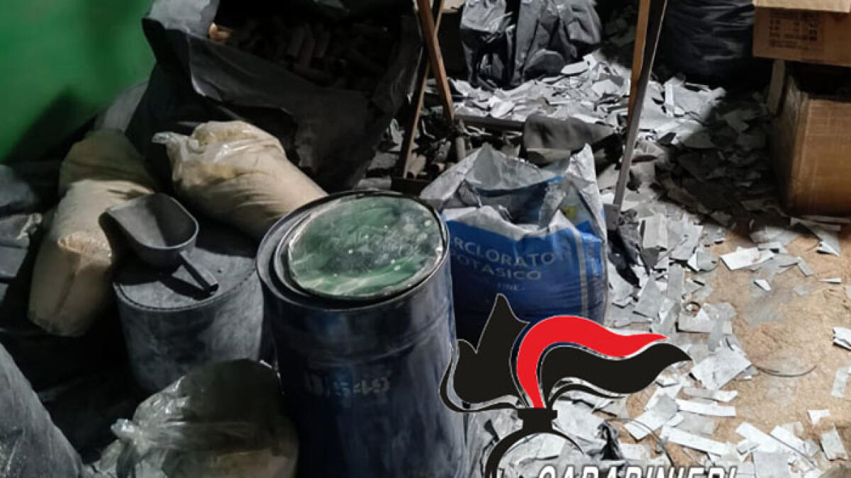 Scoperta la fabbrica di fuochi d'artificio: bombe in grado di fare crollare palazzine - 