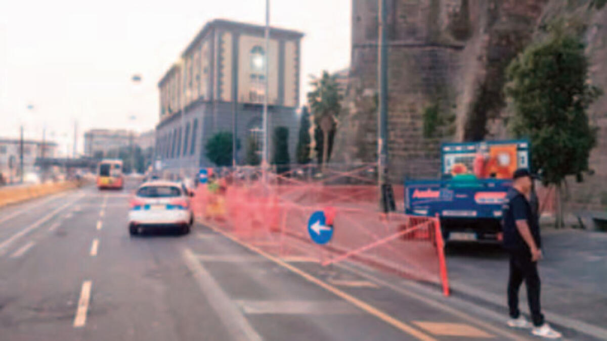 Grossa pietra cade e si stacca dal Maschio Angioino - 