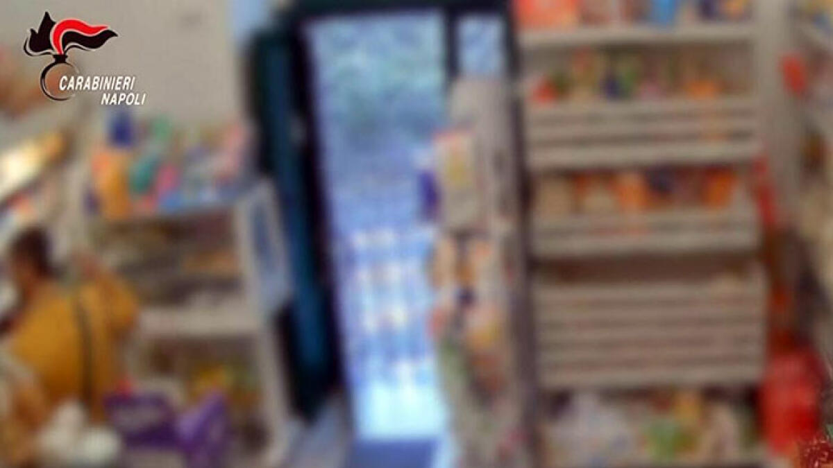 Armato di piccone deruba e svaligia supermercato - 