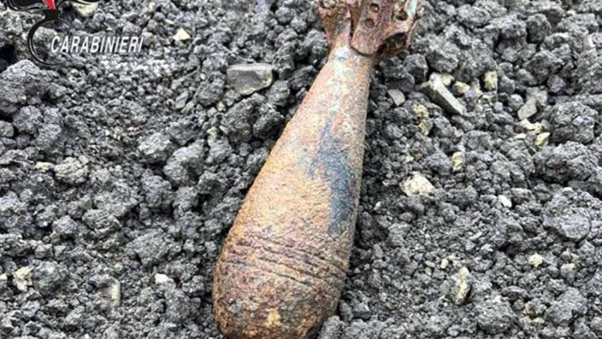Bomba della Guerra spunta in un terreno - 