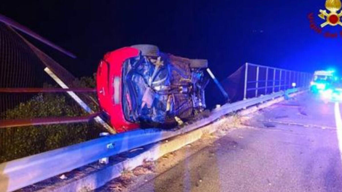 Si schianta contro il guardrail e precipita nel vuoto: muore a 33 anni - 