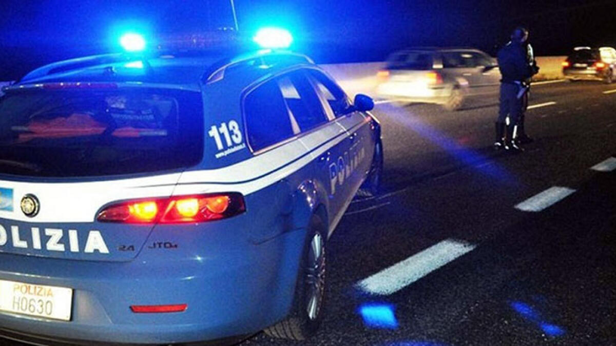 Alla guida di una Jeep non si ferma all'Alt: scappa a piedi e viene bloccato - 