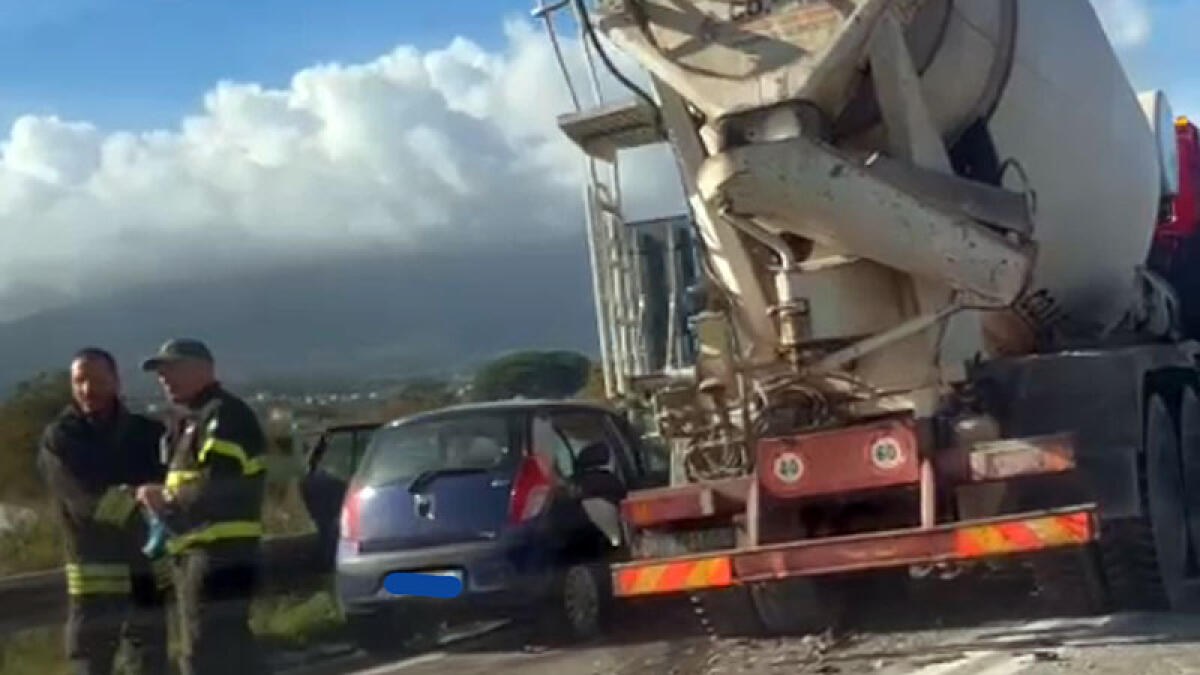 Schianto tra auto e betoniera: morta una persona sulla Statale 268 - 