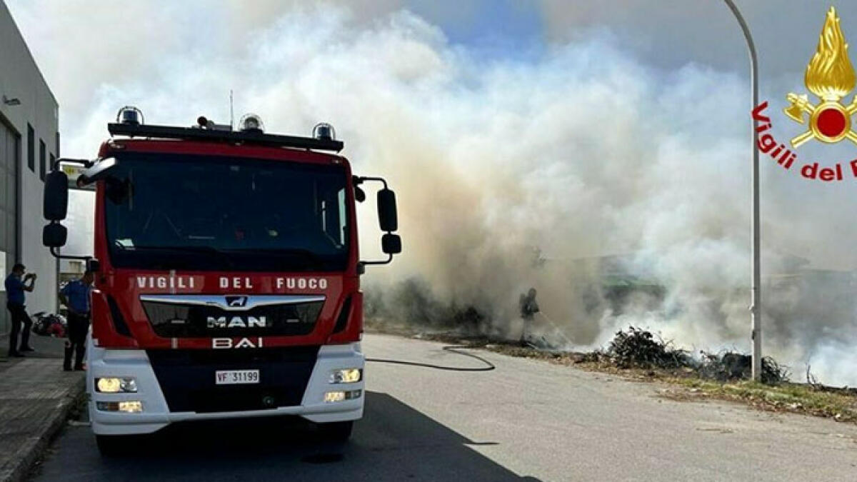 Fiamme vicino al casello dell'autostrada, evacuato caseificio - 