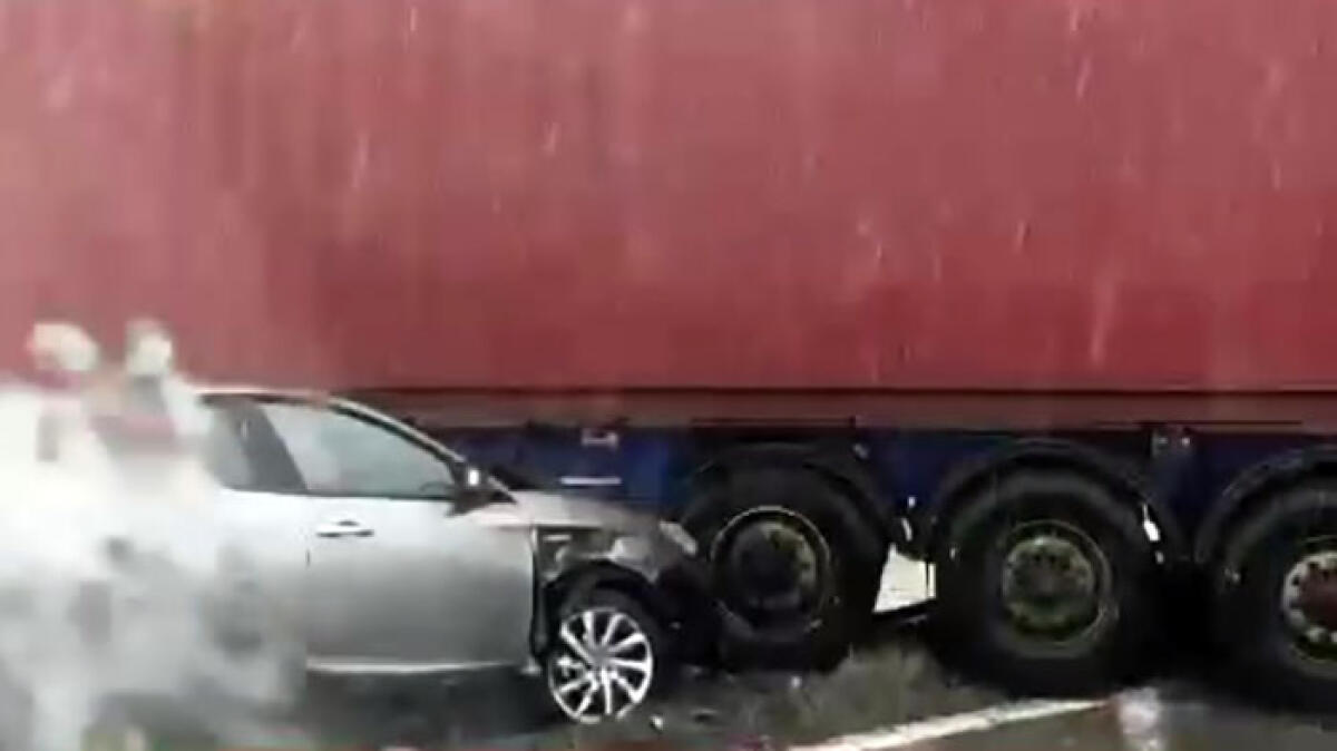 Incidente verso Nola: scontro tra auto e tir che finisce contro le barriere - 