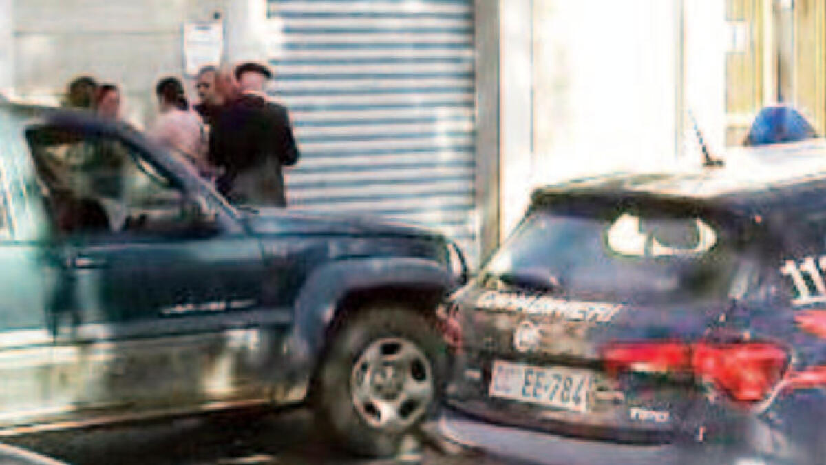 Litiga con la moglie e prende in ostaggio la figlia appena nata - 