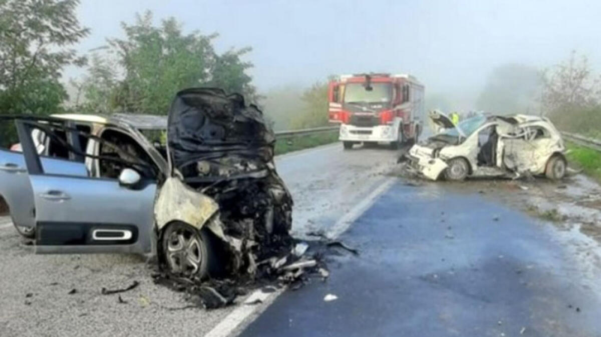 Auto in fiamme dopo frontale sulla Statale, bimbi tra i feriti gravissimi - 