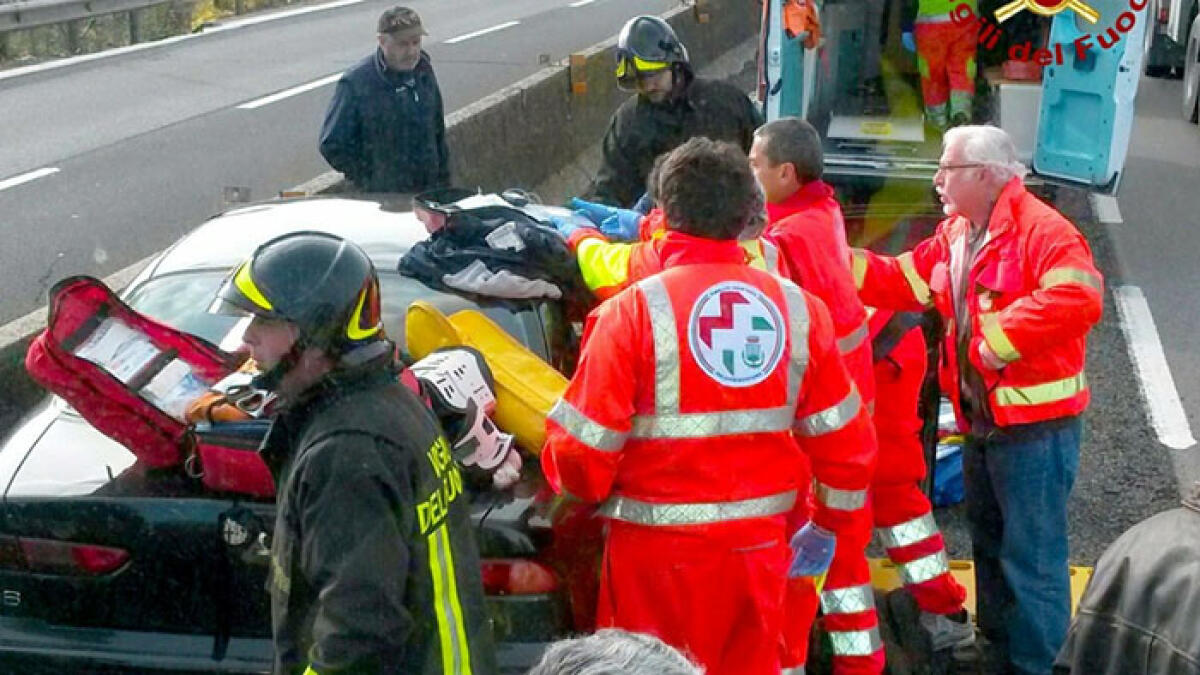 Camion perde il carico sulla Statale, automobilista colpito - 