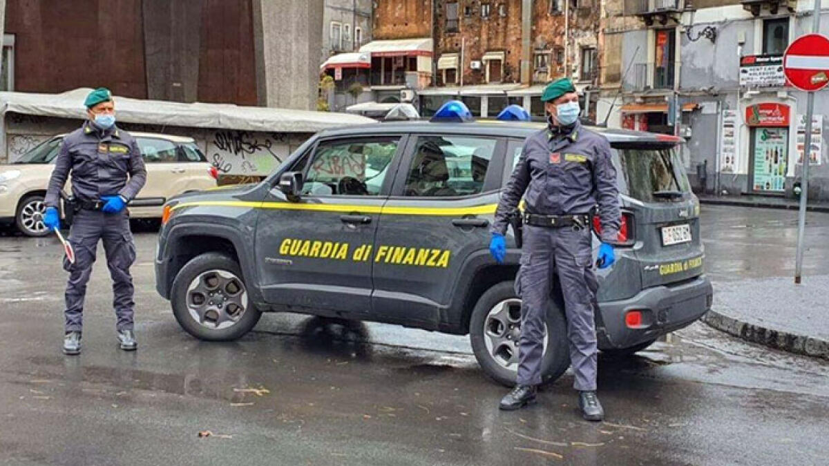 Piazza Garibaldi sotto assedio: blitz nei negozi e controlli agli automobilisti - 
