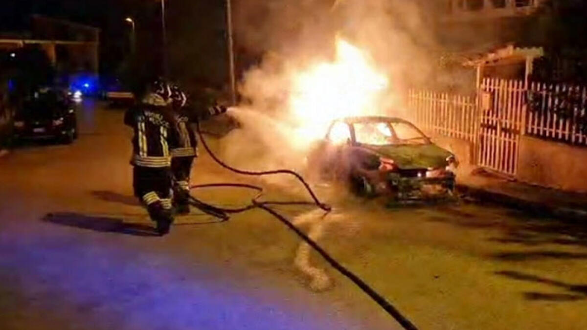 Auto data alle fiamme, danni anche a una casa - 