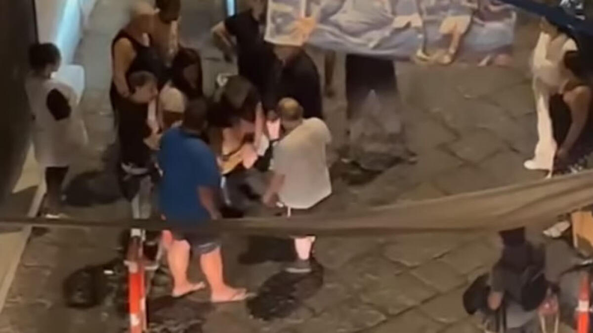 Ladro bloccato a terra dai cittadini: il video sul web - 