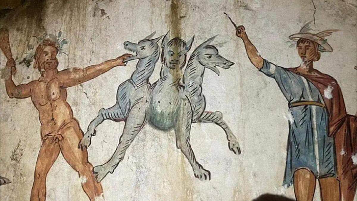 Scavi idrici nel Napoletano, emerge una tomba con l'effigie di Cerbero - 