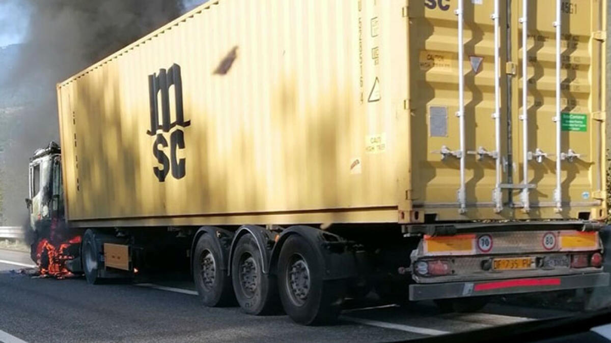 Autotreno a fuoco in autostrada verso Napoli - 