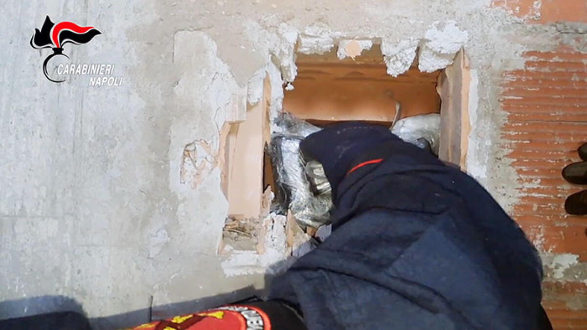 Droga e armi della camorra murate in un casolare GUARDA IL VIDEO - 