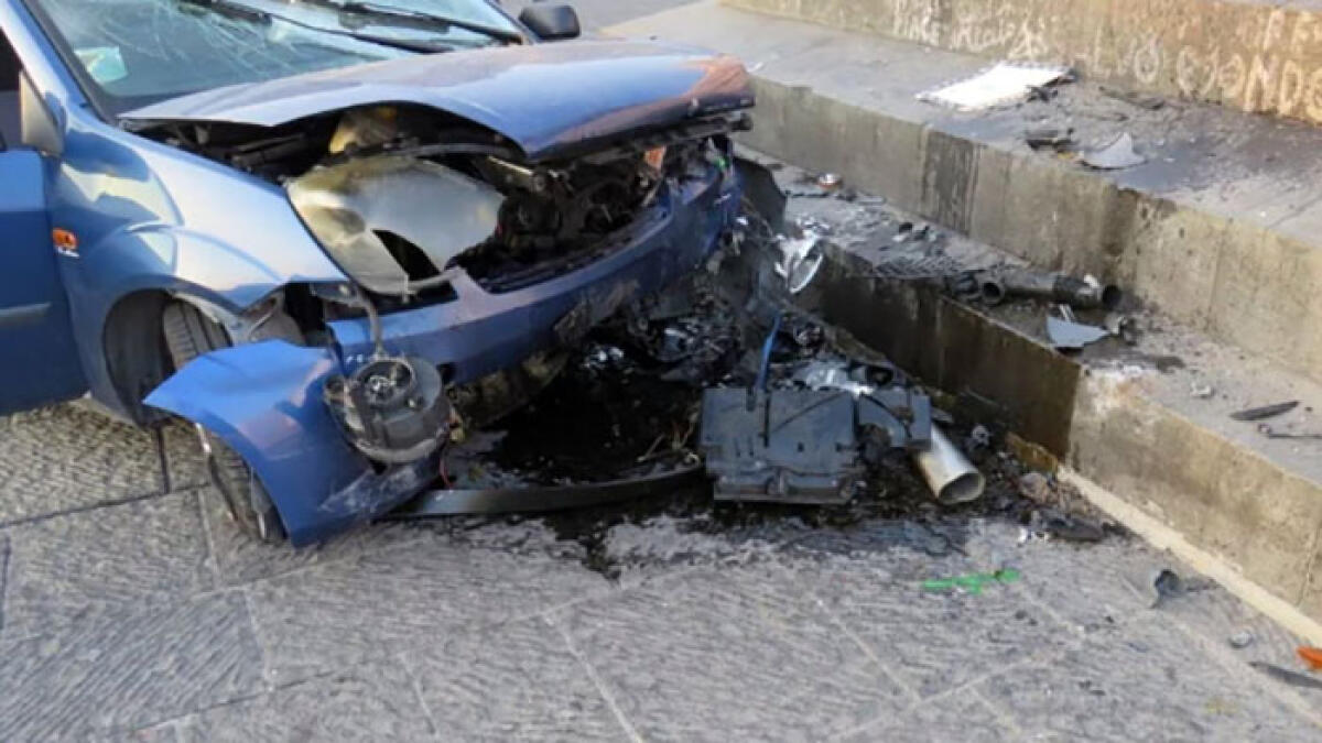 Auto si schianta contro la statua di Garibaldi, morto il conducente - 