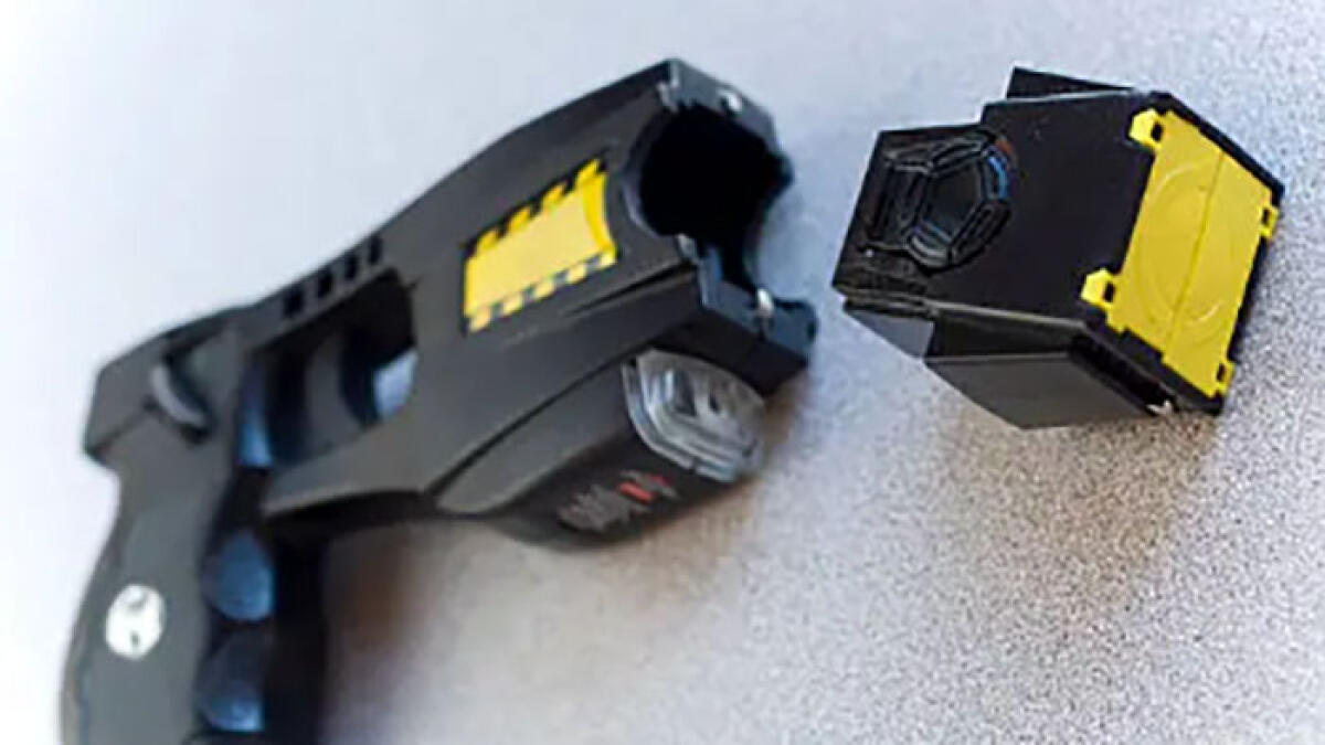 Gira in auto con taser carico e funzionante - 