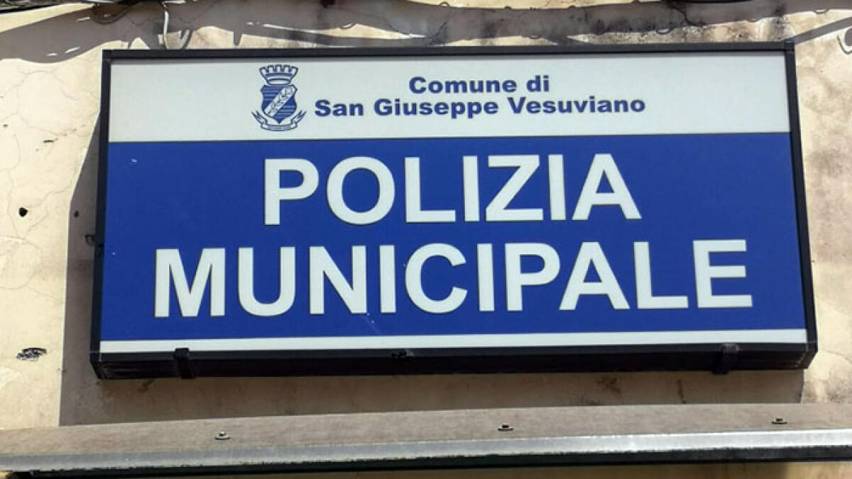San Giuseppe Vesuviano, lancia sacchetto dei rifiuti dall'auto: preso dalla polizia municipale - 