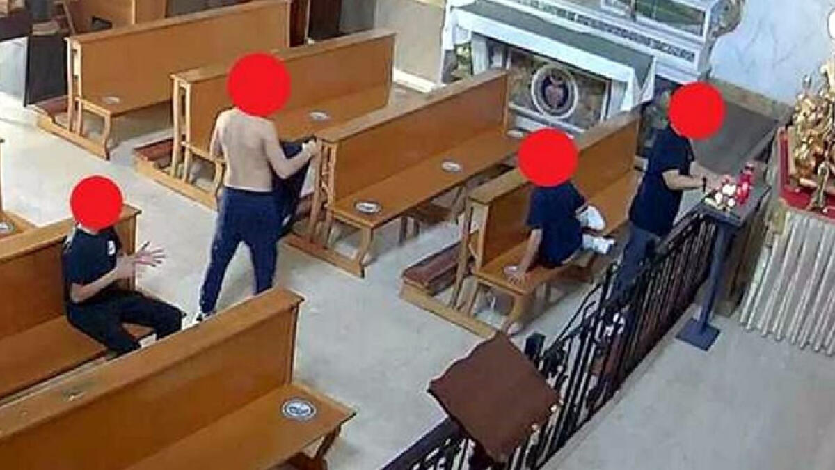 Vandali in chiesa all'uscita da scuola: appiccano incendi, gettano rifiuti e si denudano - 