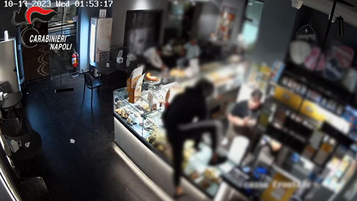 A 16 anni armato rapina un bar nei Paesi Vesuviani IL VIDEO - 