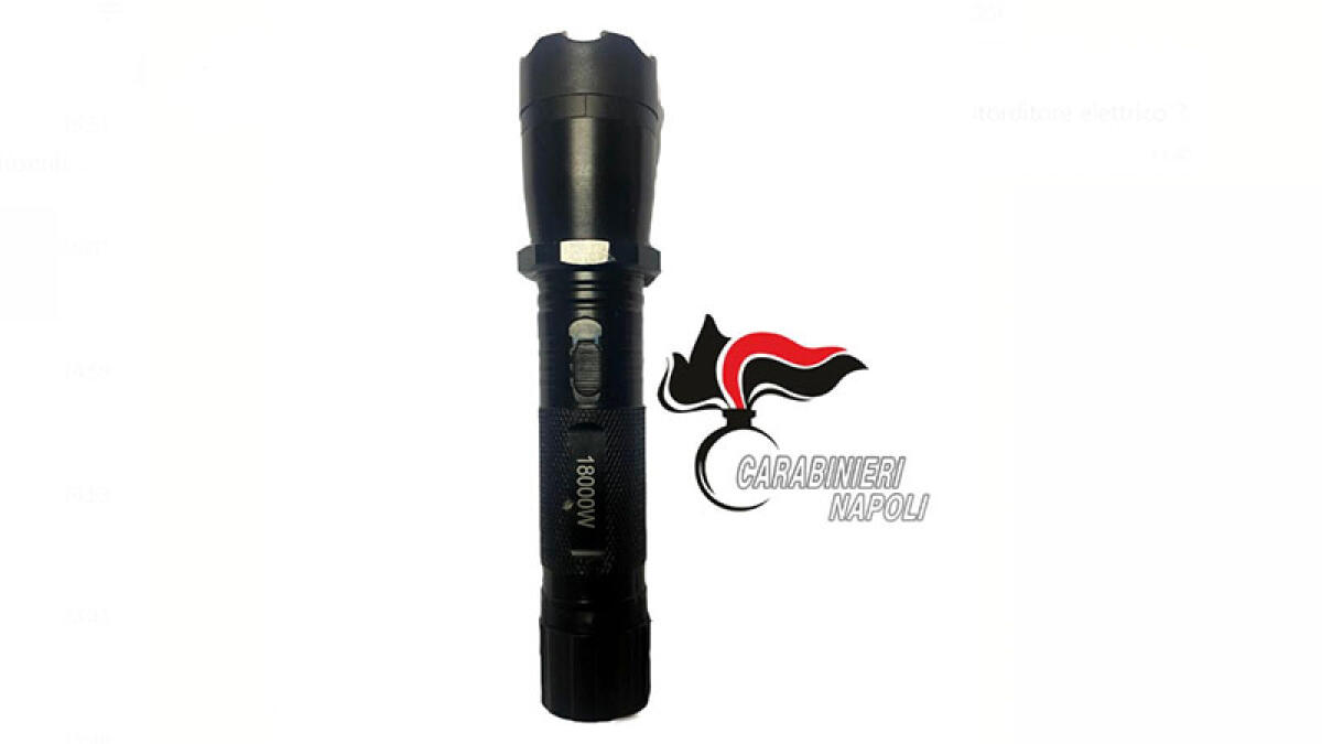 Minaccia coetanei con storditore elettrico, 14enne bloccato nei Paesi Vesuviani - 