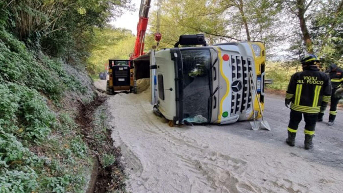 Si ribalta camion, autista incastrato all'interno - 