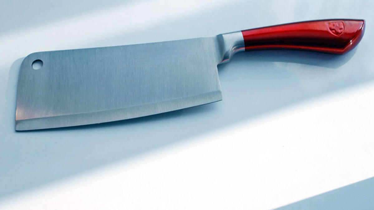 Medico attacca e ferisce la moglie con una mannaia - 