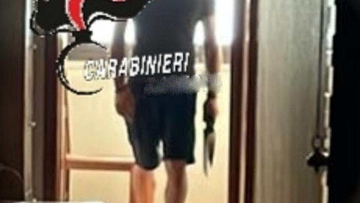 Si barrica in casa armato per 7 ore - 