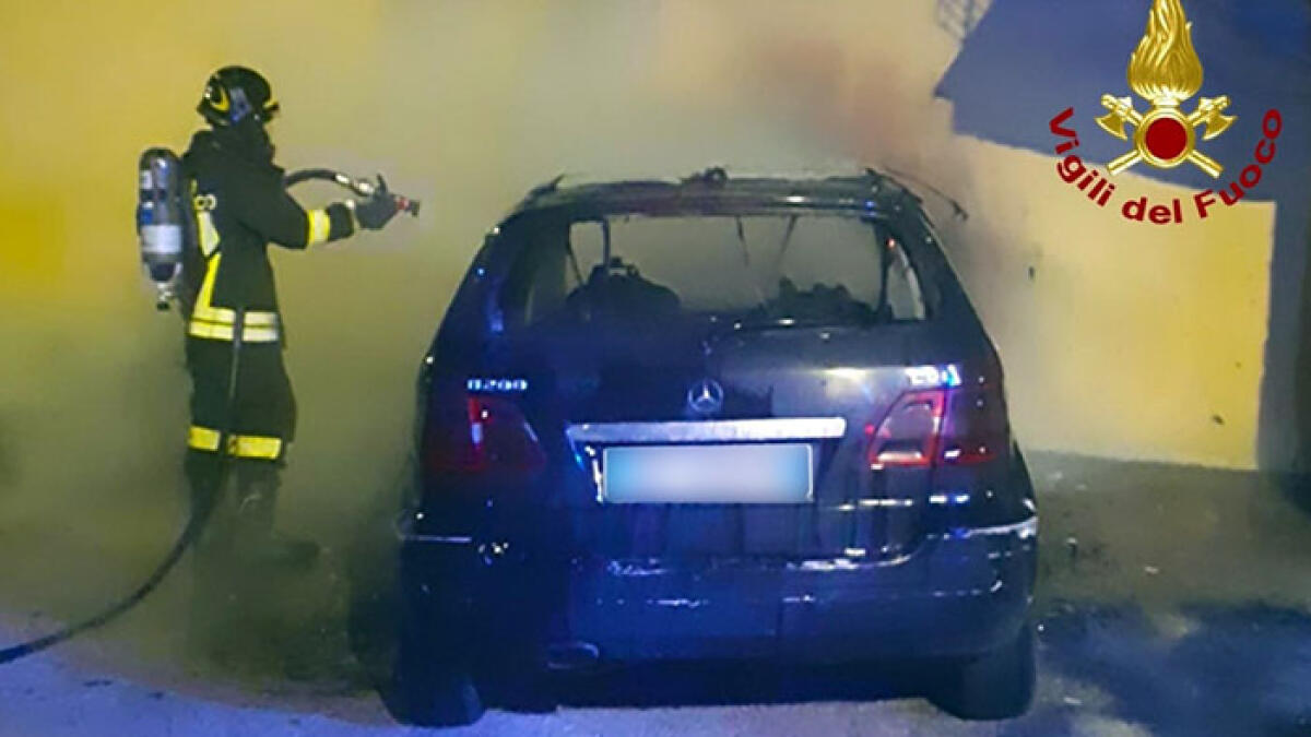 Auto va in fiamme, danneggiata anche la chiesa - 