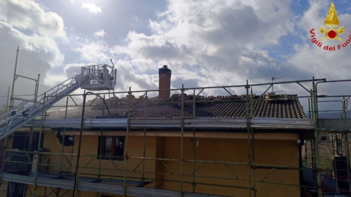 Tetto in fiamme, ore di terrore e intero stabile evacuato - 