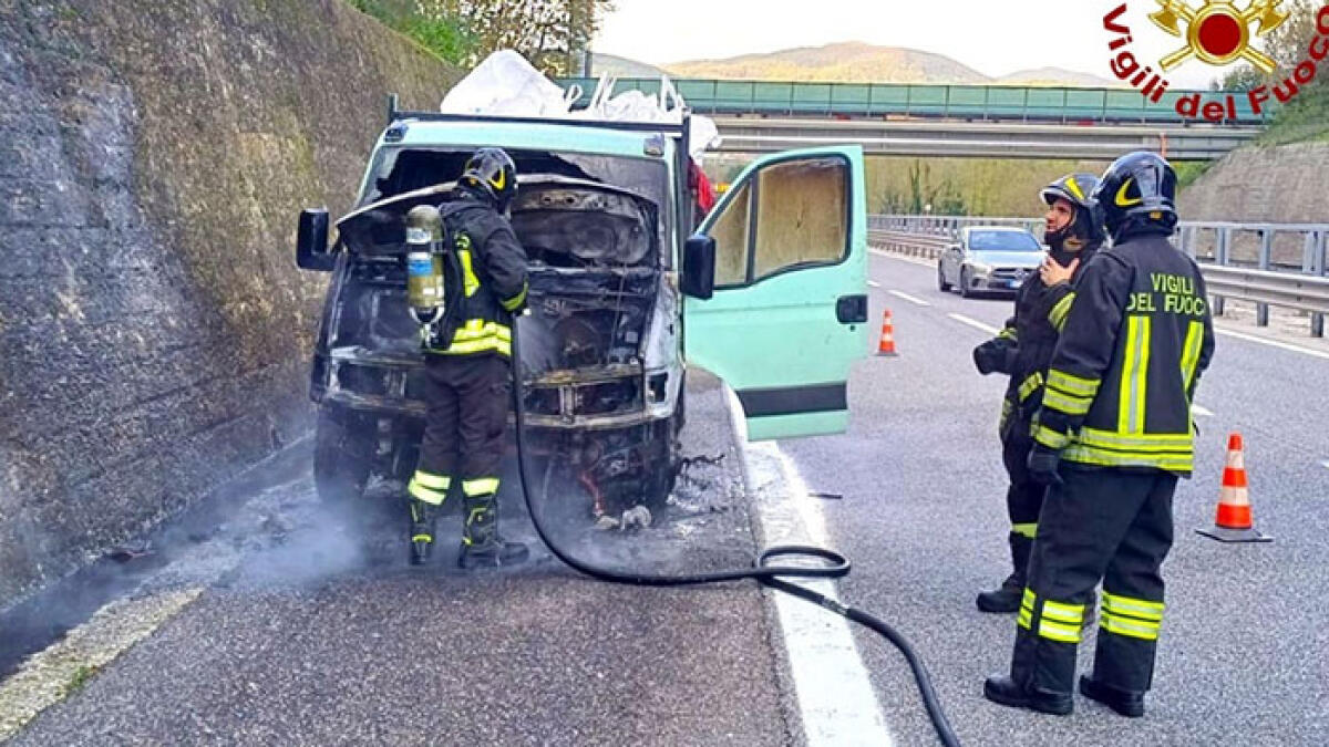 Ancora un camion a fuoco sull'A16 - 