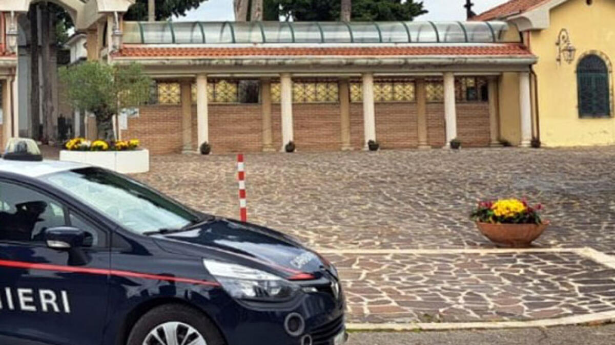 Non gli pagano il lavoro, l'artigiano distrugge lapide al cimitero - 