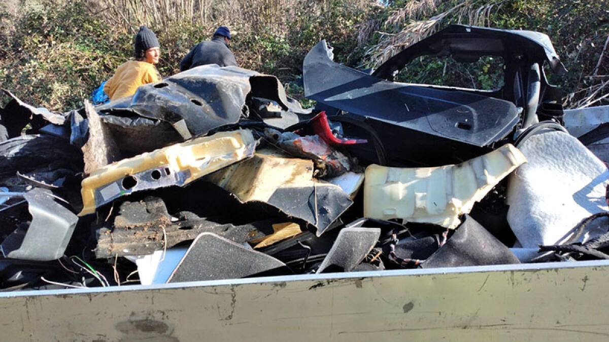 Alla guida di autocarro rubato con all'interno carcasse di auto: preso dopo la fuga - 