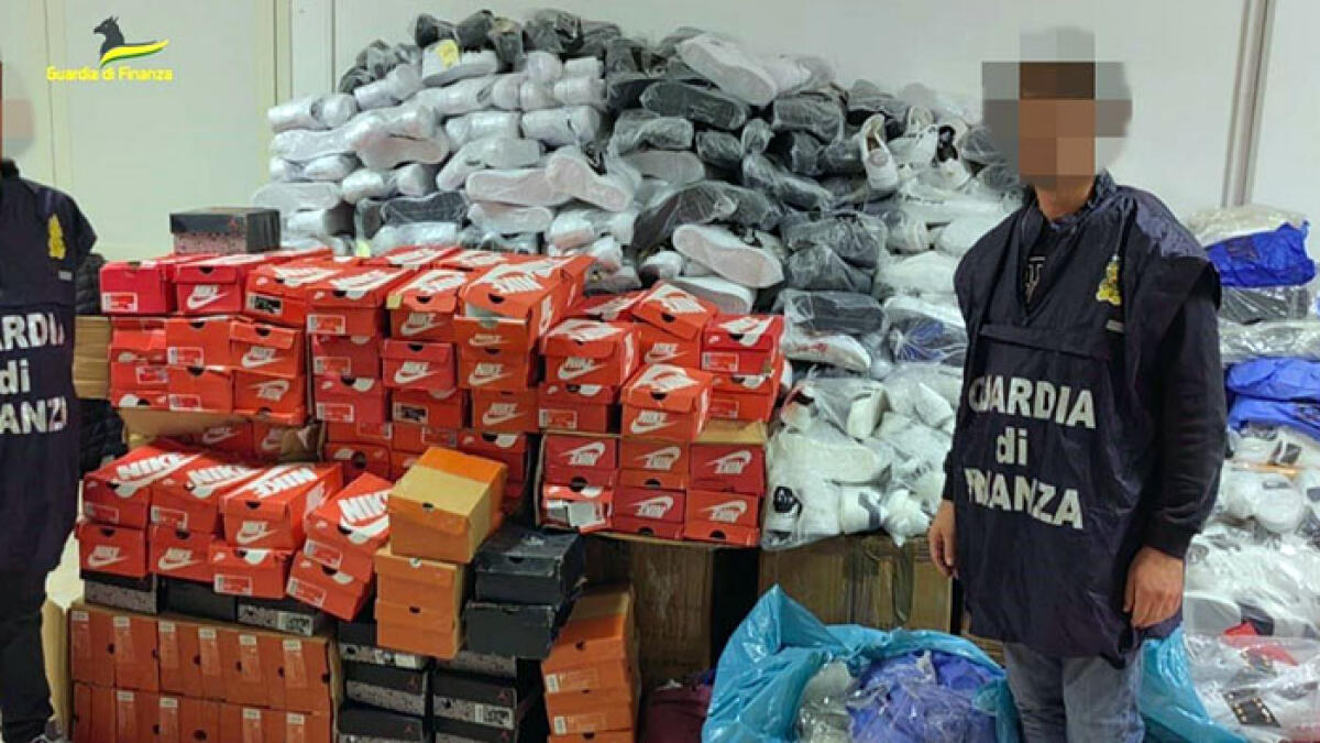 Sequestrate 500 paia di scarpe sportive di lusso tutte contraffatte: trovate a Scafati e Boscoreale - 