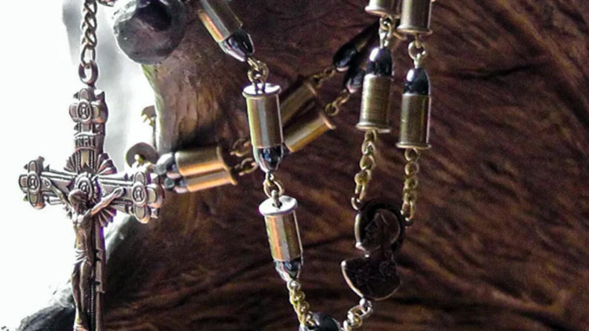 Ruba le coroncine dalla statua di Padre Pio - 