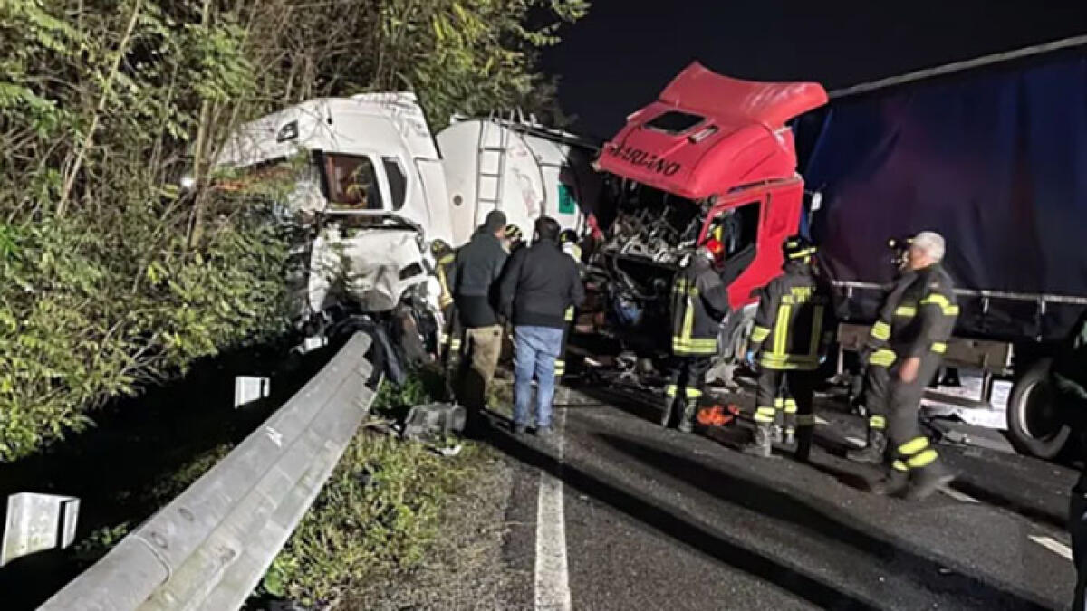 Terribile scontro frontale fra due tir: feriti e carico disperso - 