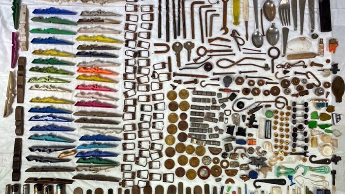 Si presenta al pronto soccorso: nello stomaco aveva mollette, chiavi, monete, viti e una forchetta - 