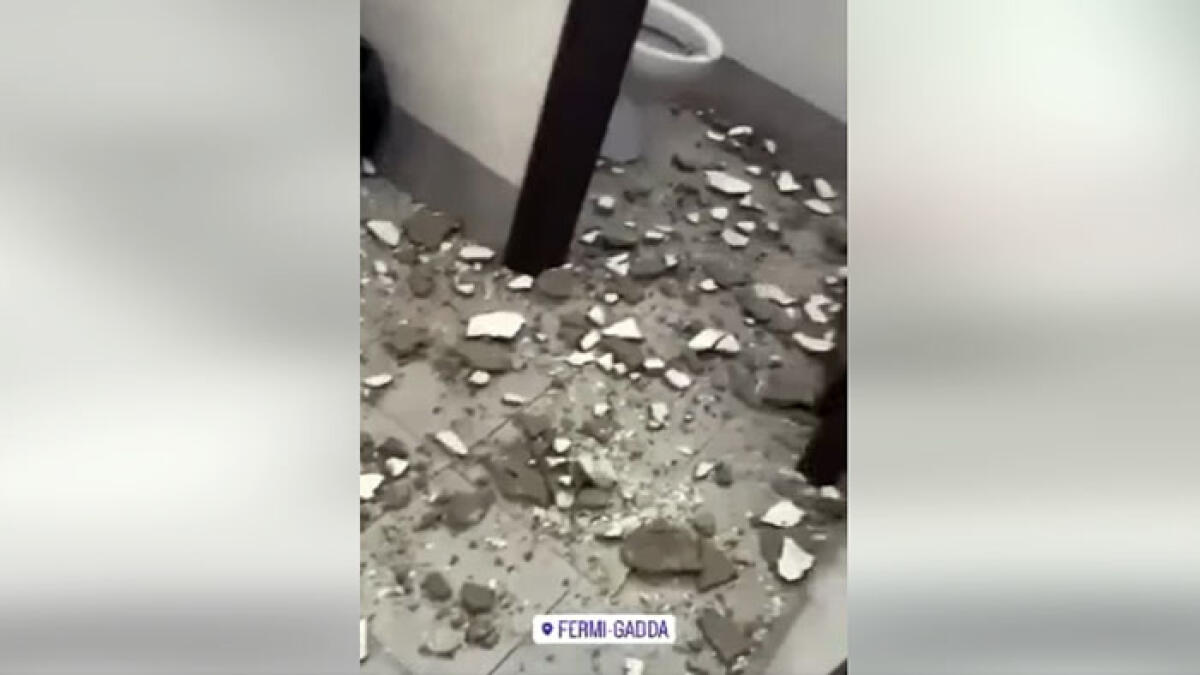 Paura a scuola: si stacca parte del soffitto e finisce in testa all'insegnante - 