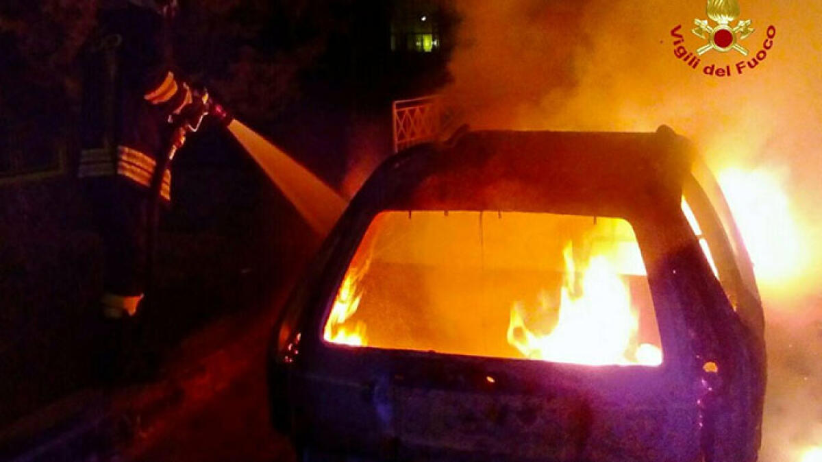 Incendio doloso nei Paesi Vesuviani, distrutte 4 auto - 