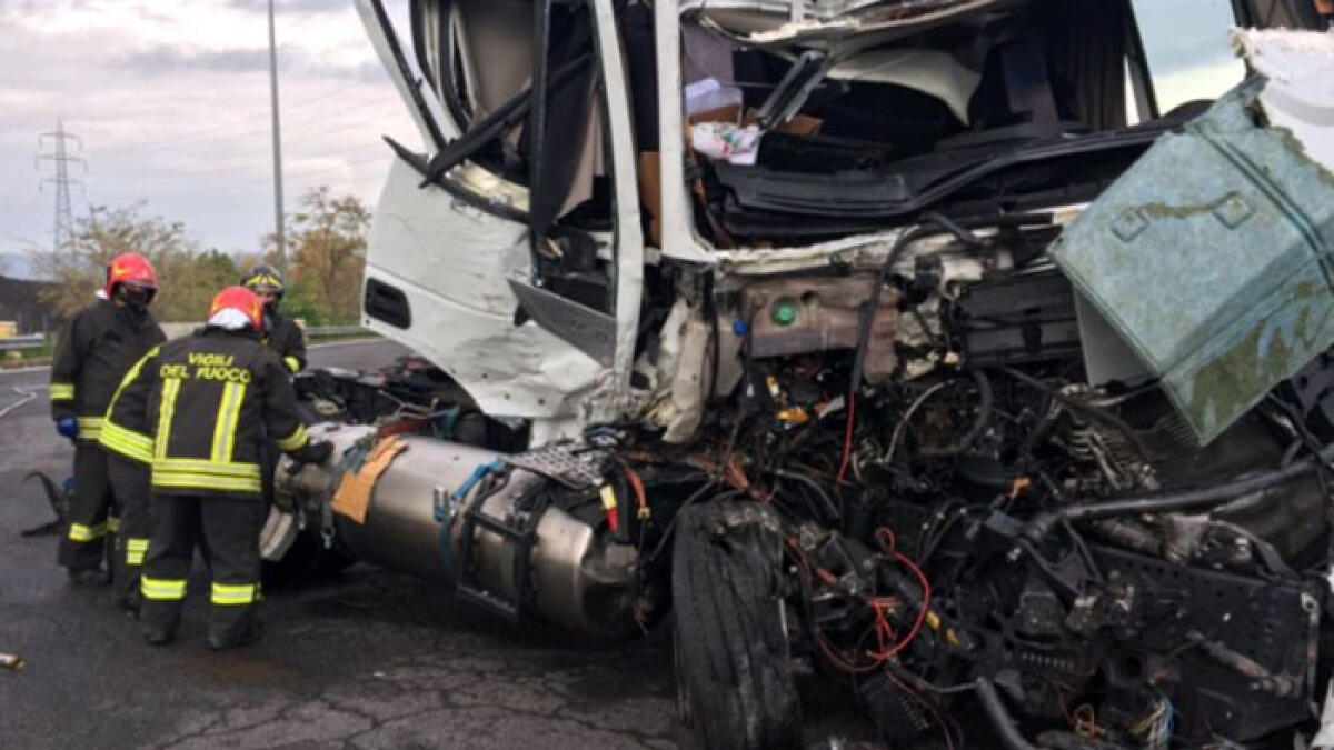 Scontro tra camion sull'A1: groviglio di lamiere e traffico bloccato - 