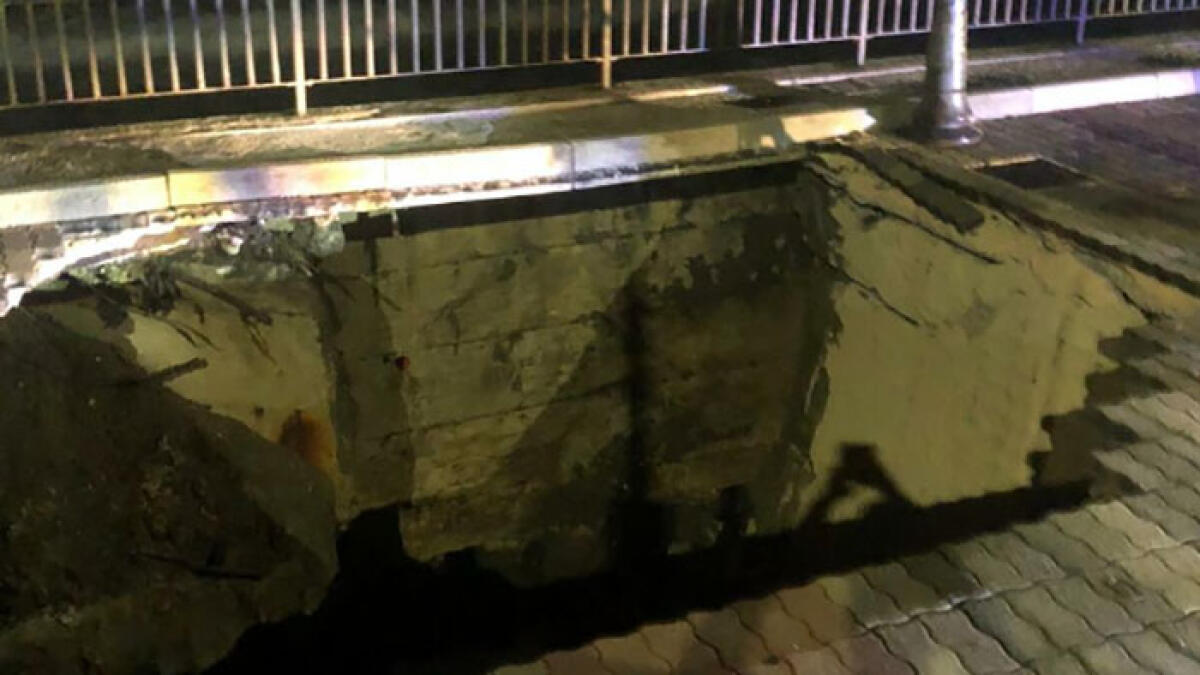 Forti mareggiate, crolla la litoranea di Torre - 