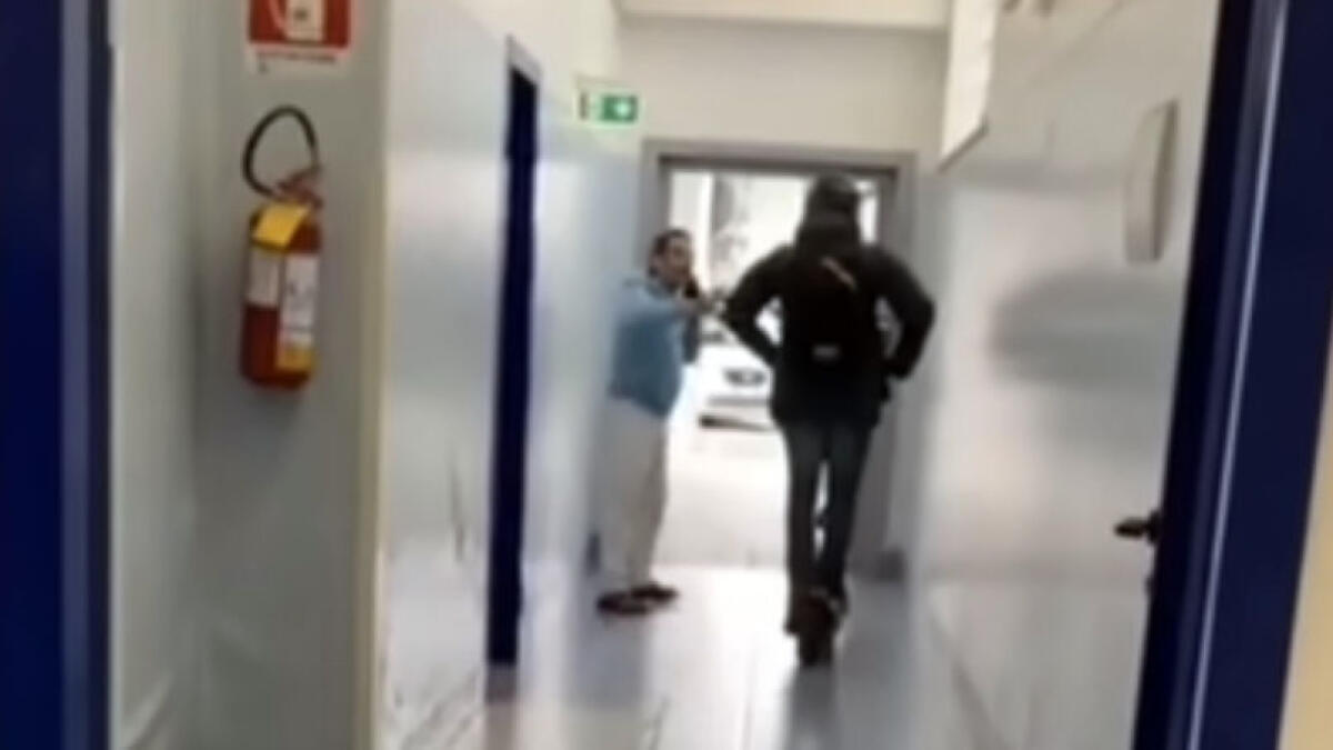 Infermiere sfreccia in ospedale con il monopattino - 