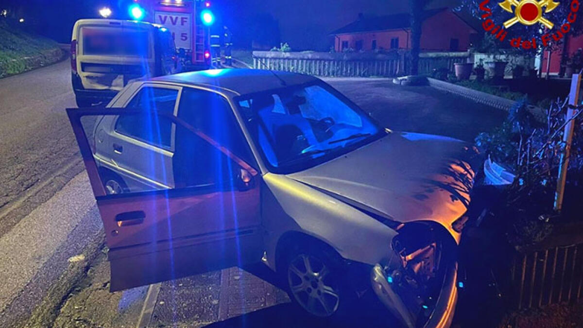 Auto finisce contro il contatore del metano: terrore esplosione - 