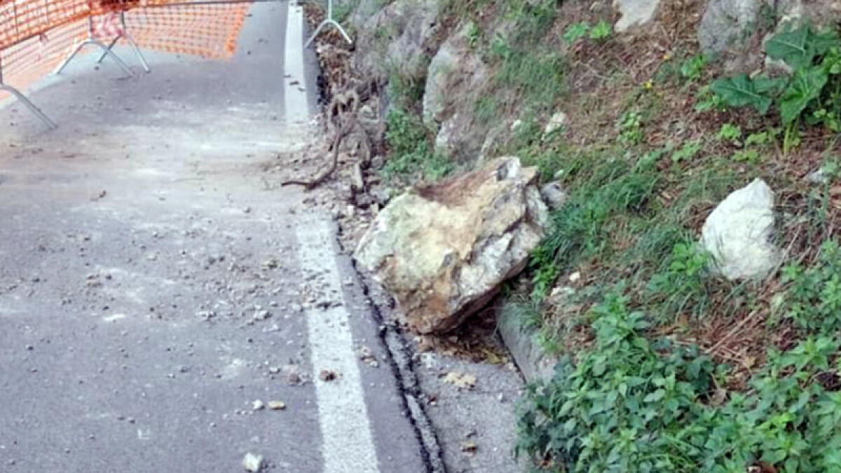 Pericoli sulla Statale Amalfitana: cade un altro grosso masso al centro della strada - 