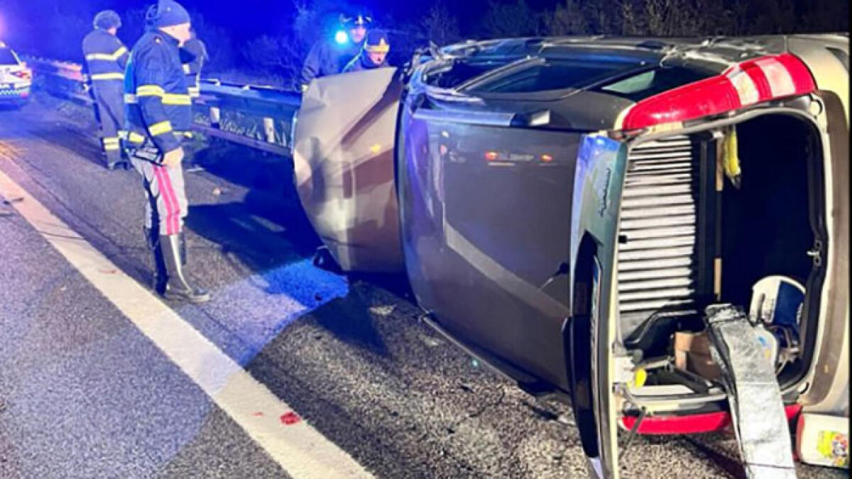 Auto a metano si ribalta in autostrada a prende fuoco - 
