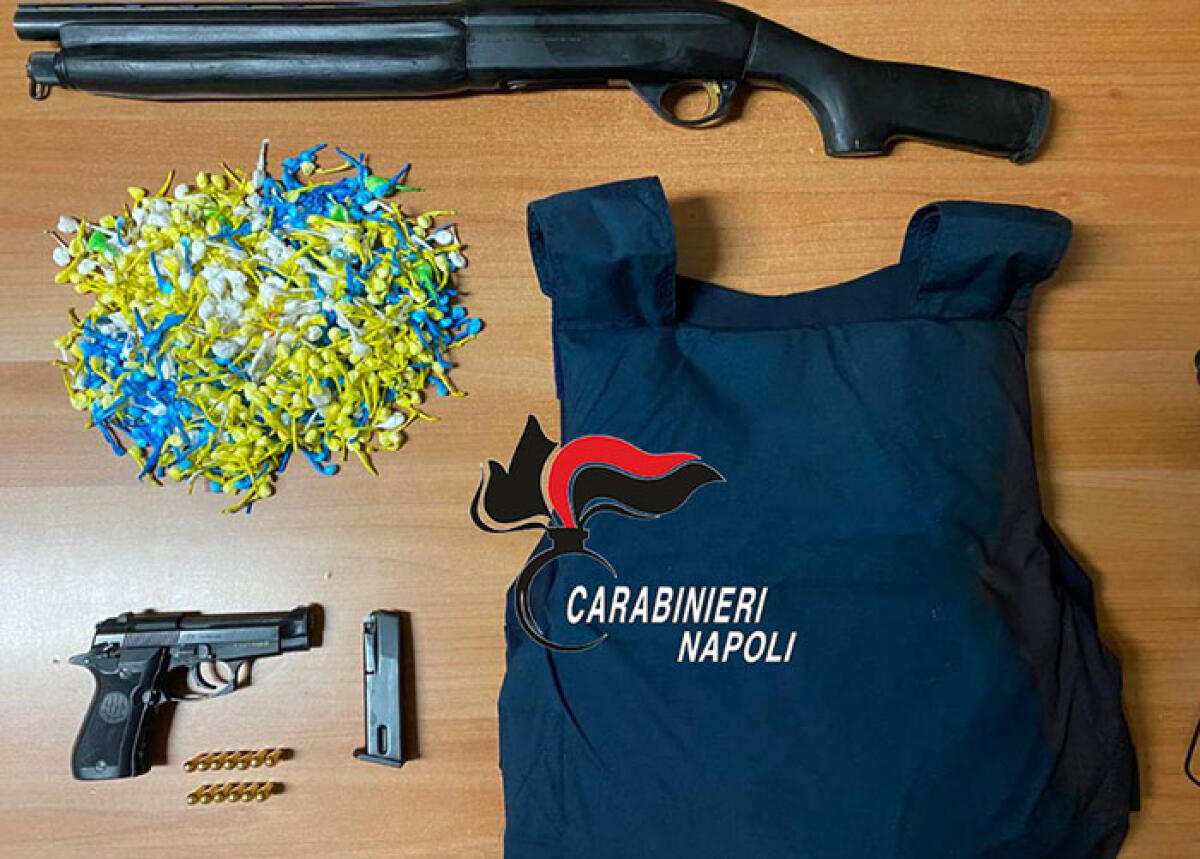 Patrimonio di armi e droga nascosto in una parete del Nolano - 