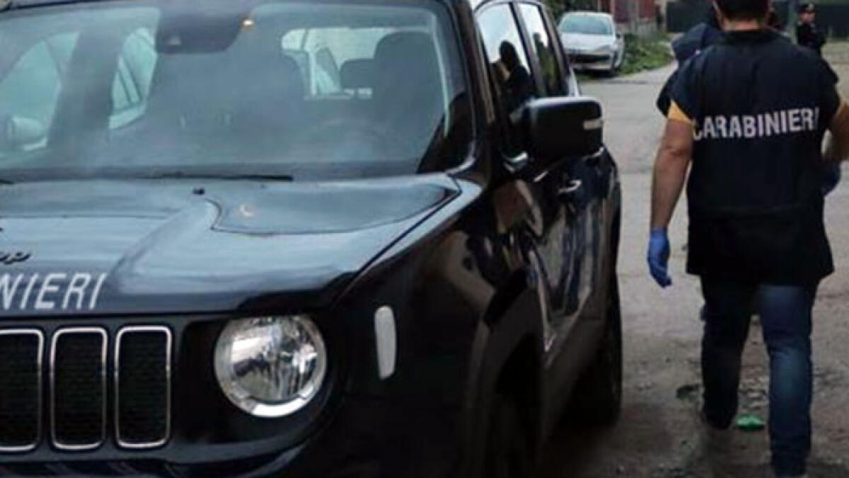 Corriere consegna 10 chili di droga a una casalinga, lei chiama i carabinieri - 