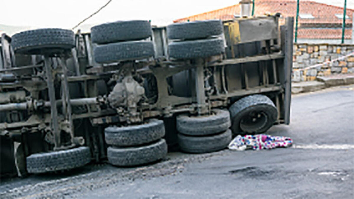 Paura all'ingresso dell'A30: si ribalta camion - 